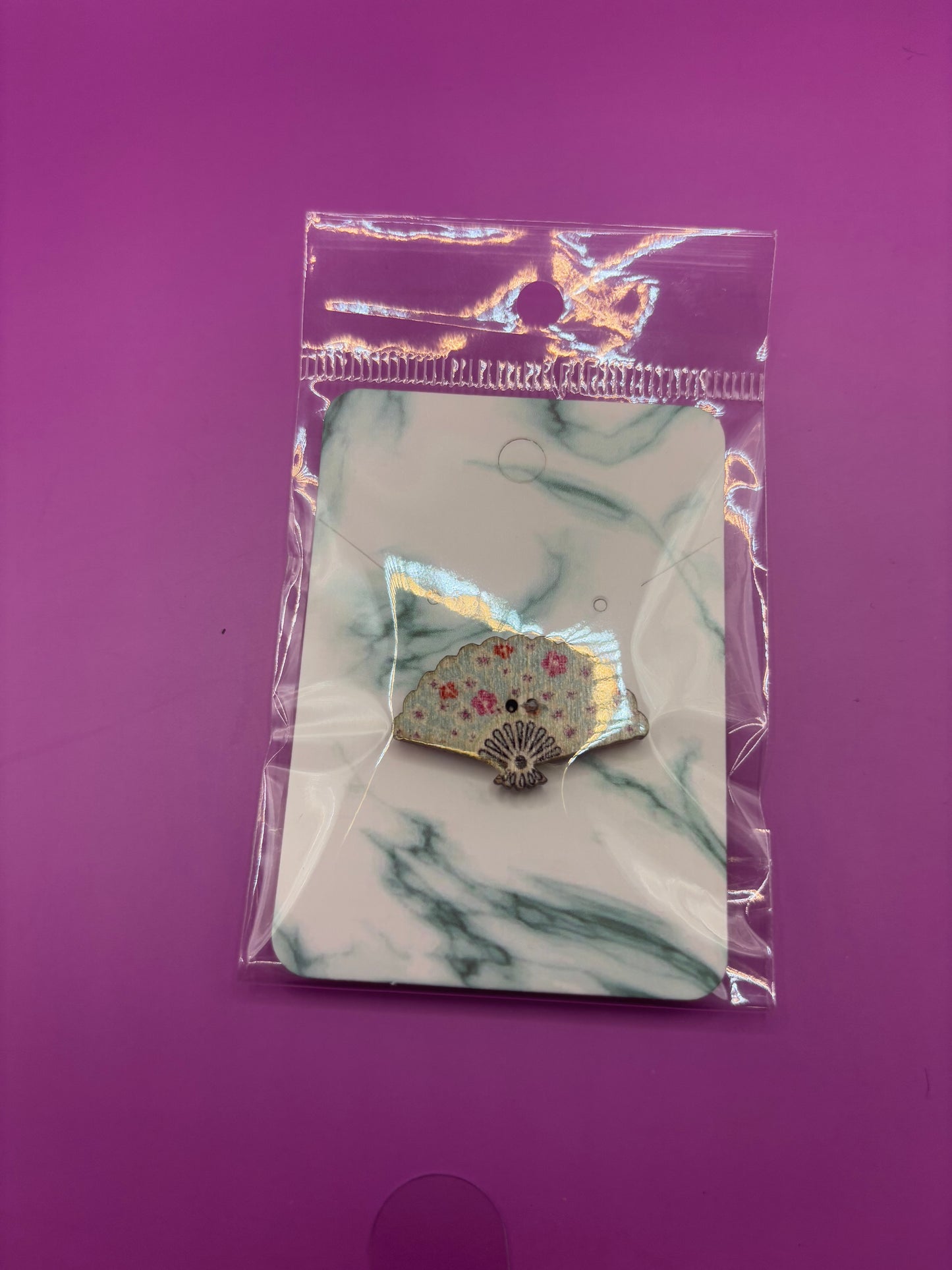 Magnetic needle holder - Fan - assorted colours.
