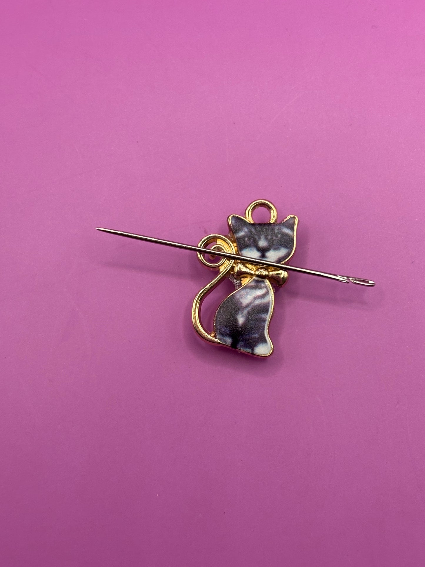Grey Cat Magnetic Needle Holder