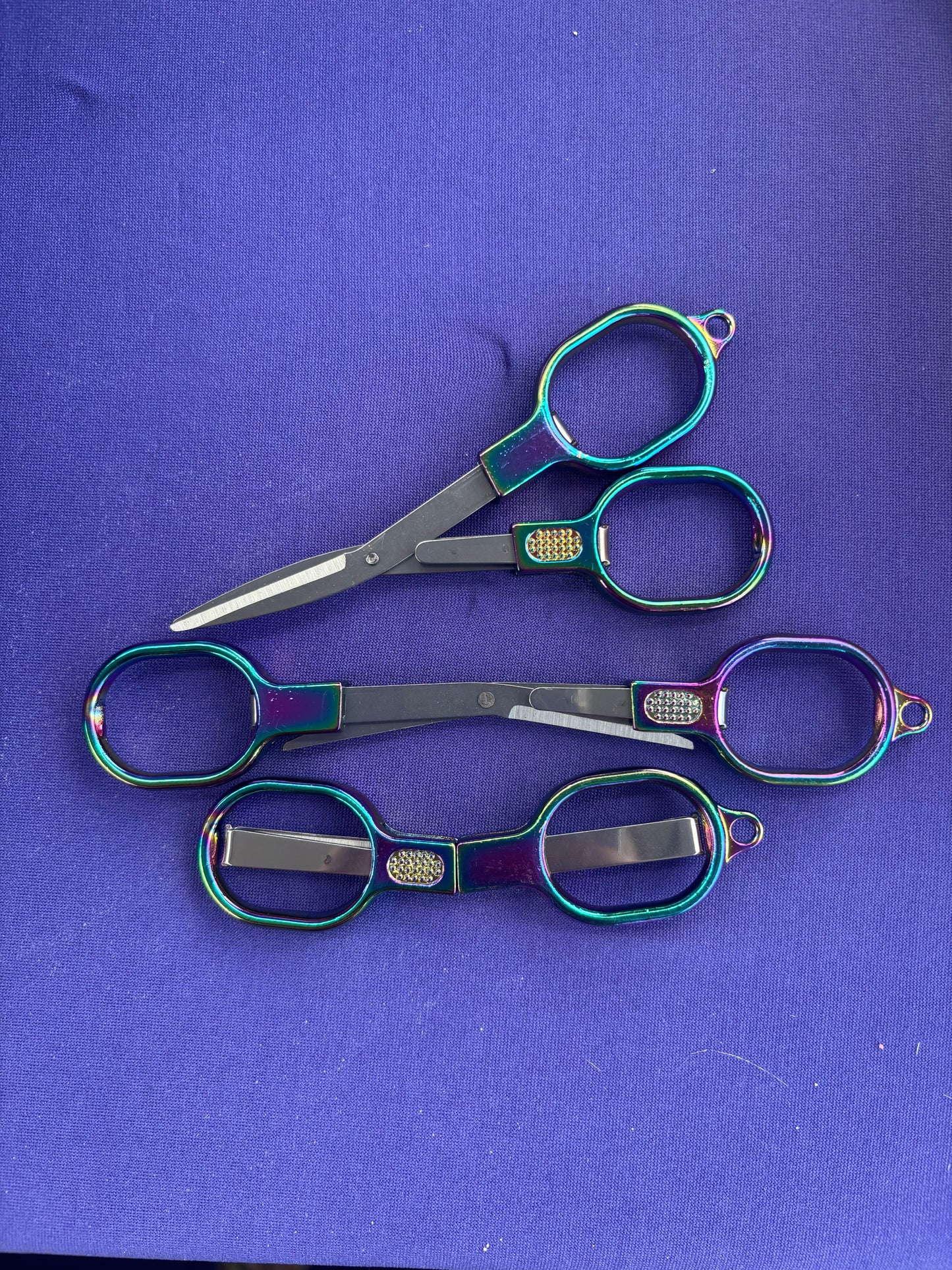 Foldable sewing scissors