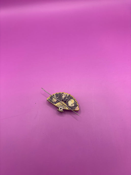 Magnetic needle holder - Fan - assorted colours.