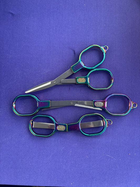 Foldable sewing scissors