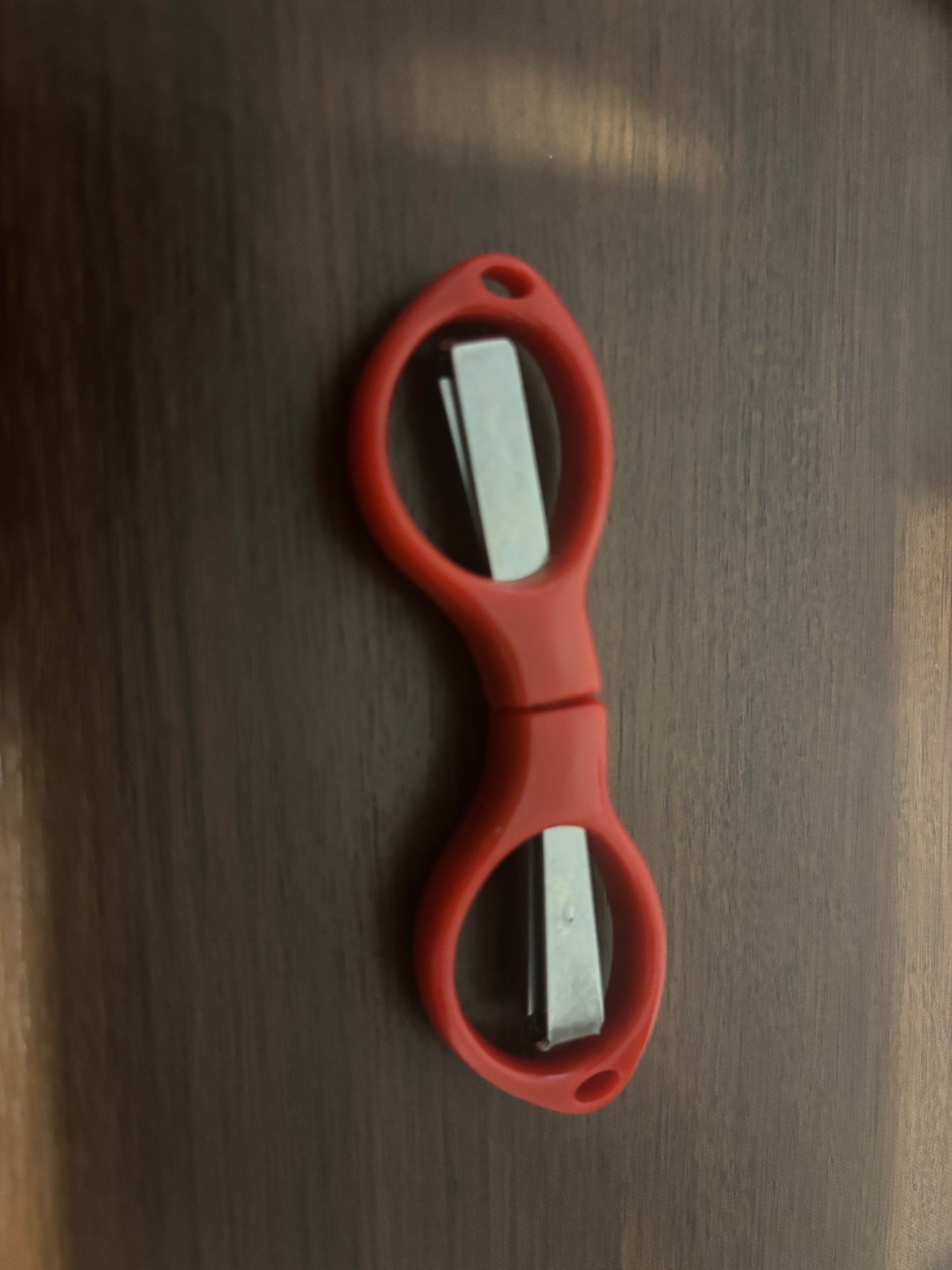 Foldable sewing scissors