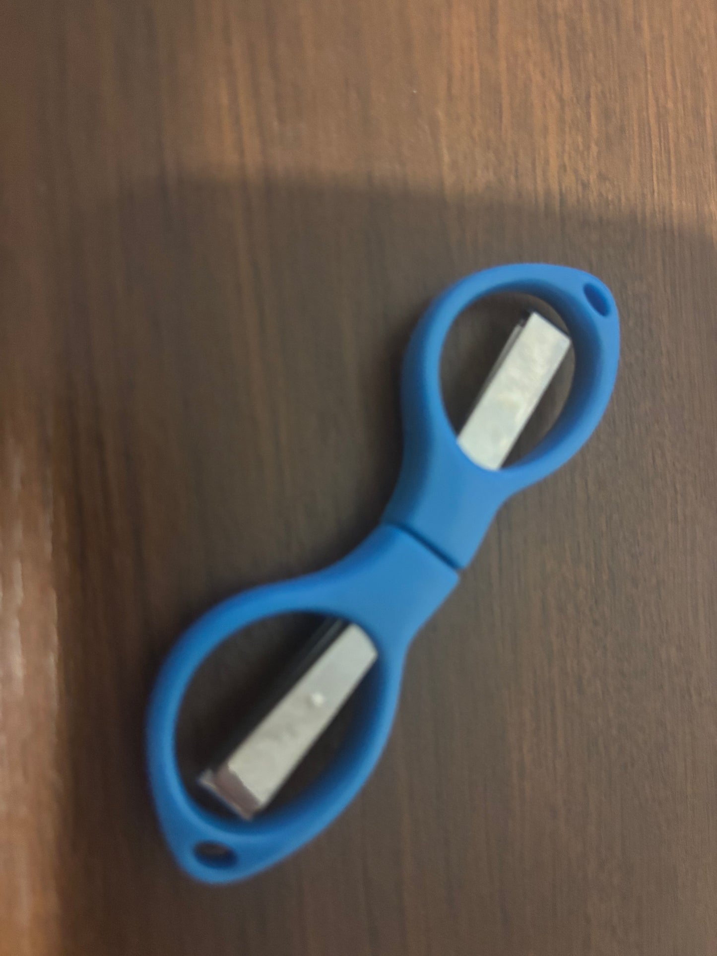 Foldable sewing scissors
