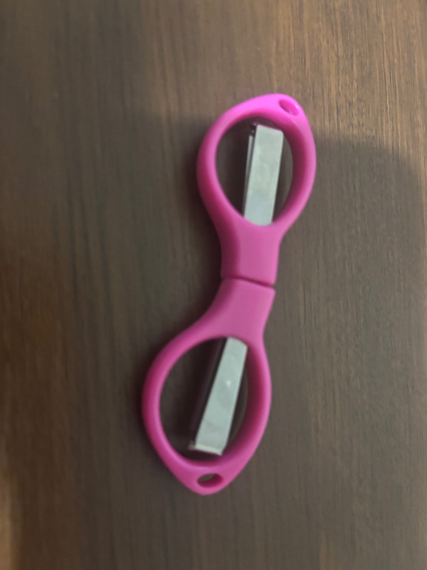 Foldable sewing scissors