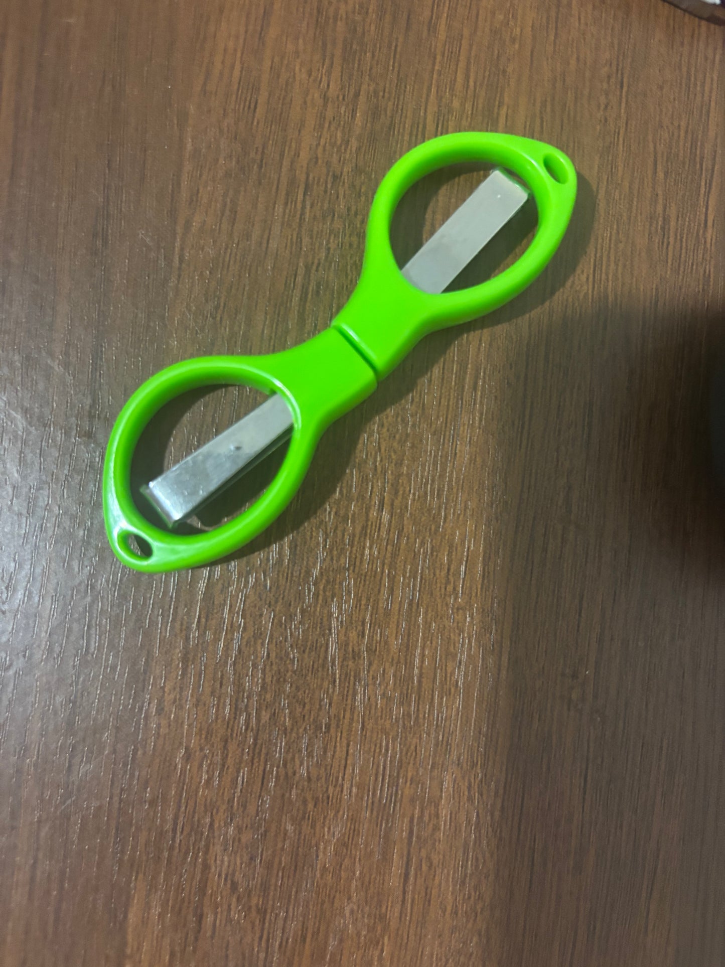 Foldable sewing scissors